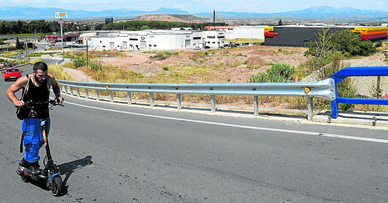 Panorámica del polígono industrial Puente Madre de Villamediana de Iregua desde el puente de la AP-68, con la parcela en venta en primer término.