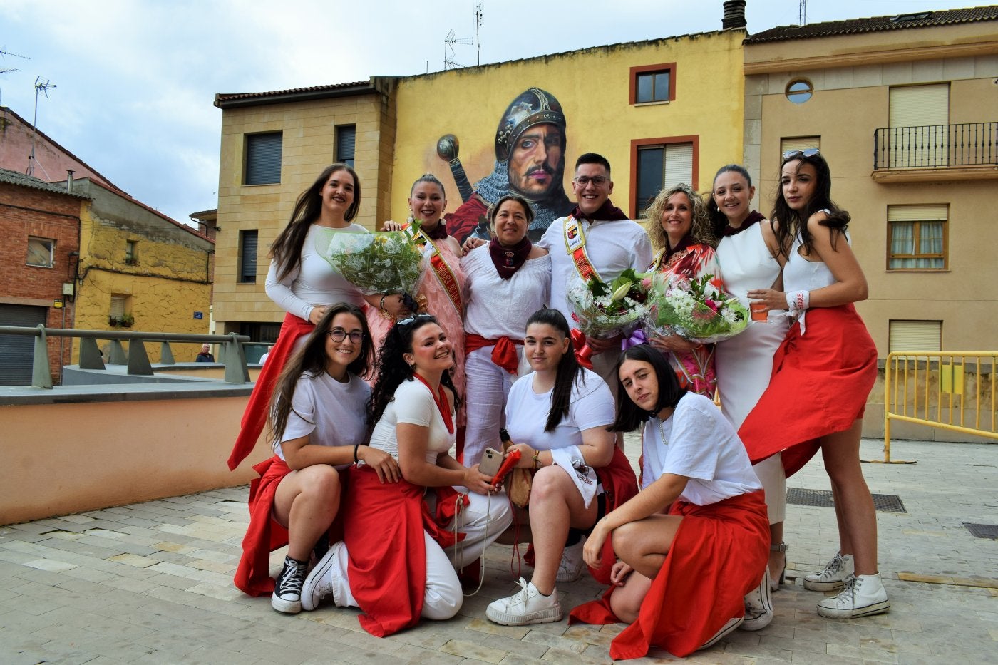 Los reyes de Aguas Mansas posan con las alcaldesas de Agoncillo.