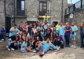 Un grupo de jóvenes en las fiestas de Villanueva de Cameros.