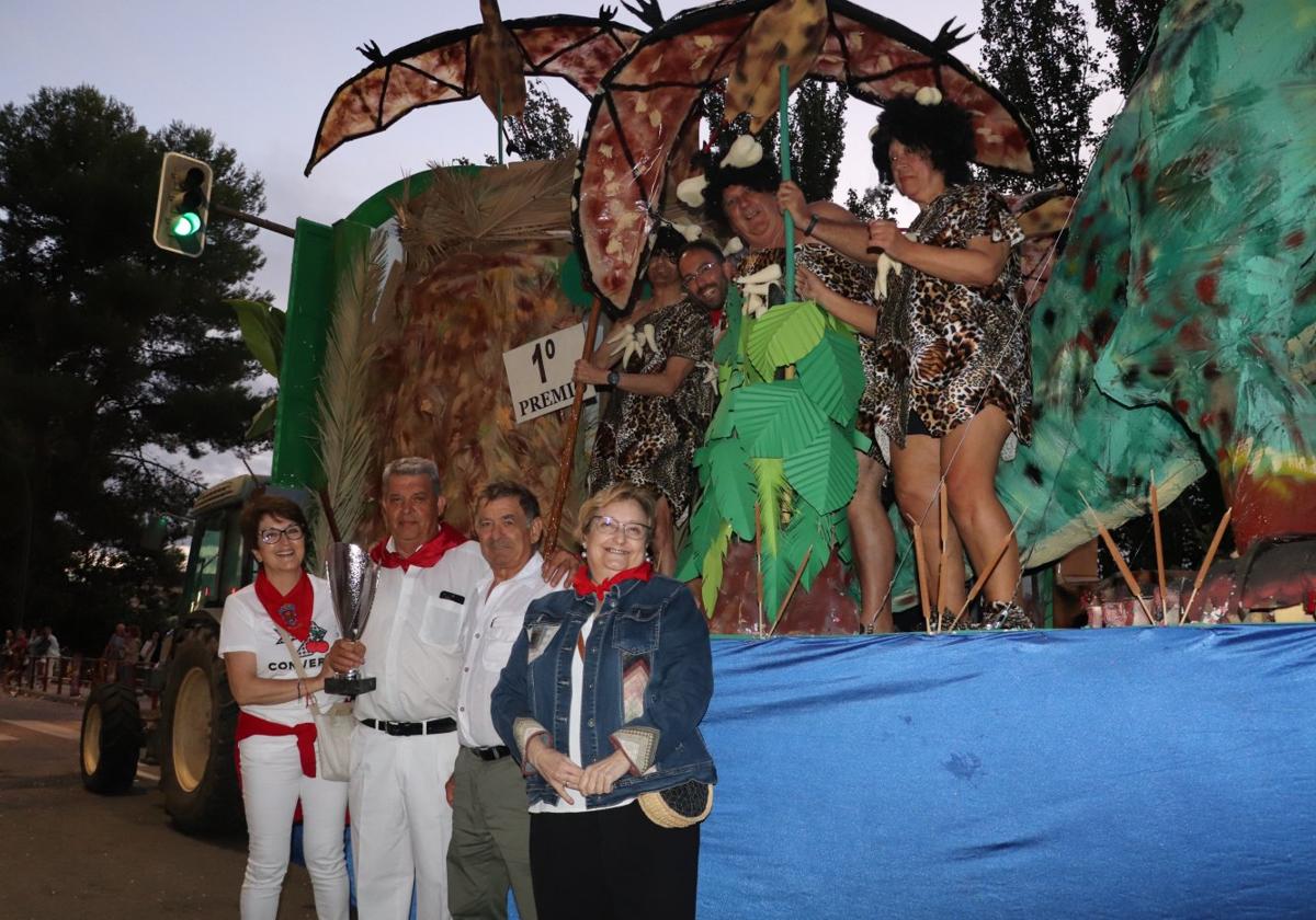 La carroza 'Viaje al pasado' del centro de participación de mayores mereció el primer premio del desfile de carrozas.