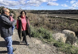 Vista del arco del puente recuperado, desde el camino (con unos vecinos presentes durante la presentación de la finalizada obra).