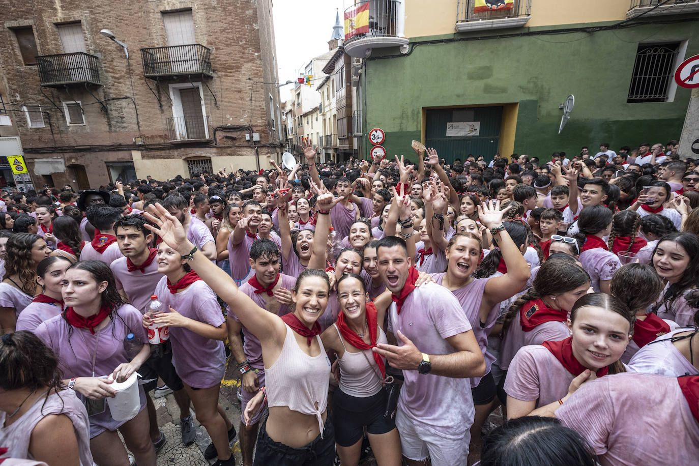 Miles de personas participan del chupinazo de las fiestas de Alfaro y piden agua en sus calles