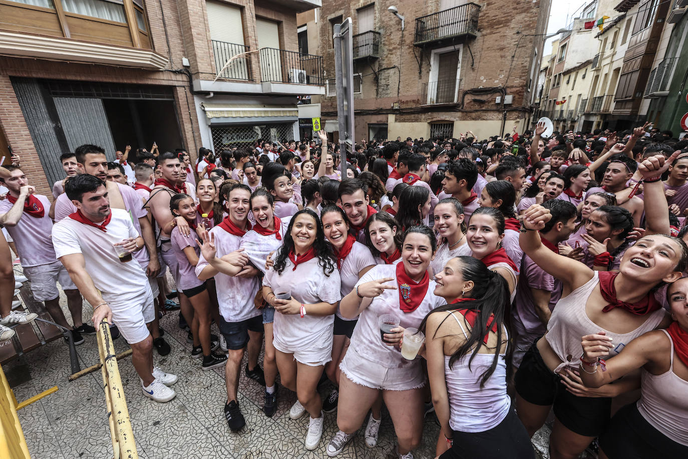 Miles de personas participan del chupinazo de las fiestas de Alfaro y piden agua en sus calles