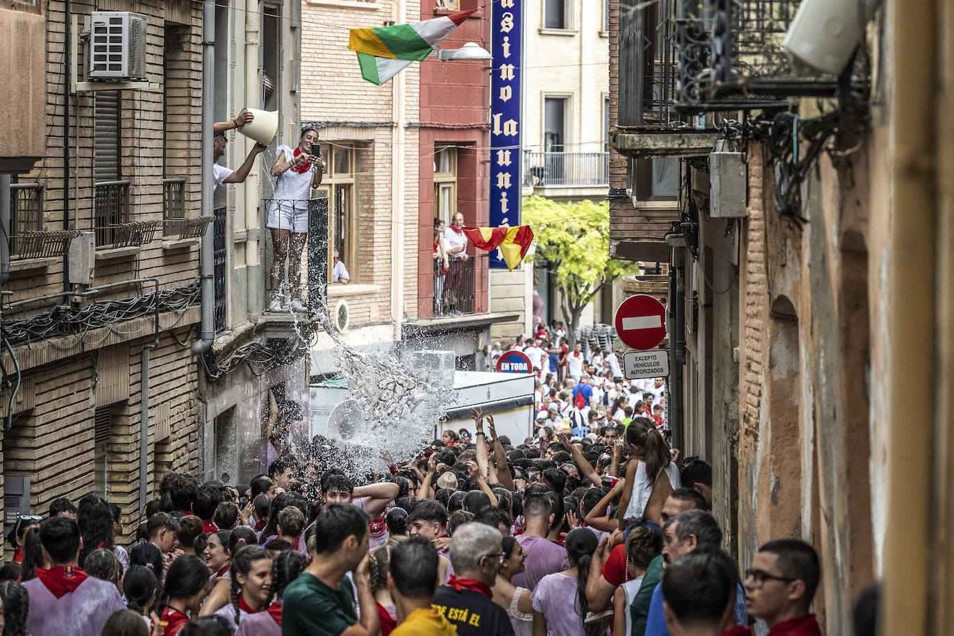 Miles de personas participan del chupinazo de las fiestas de Alfaro y piden agua en sus calles