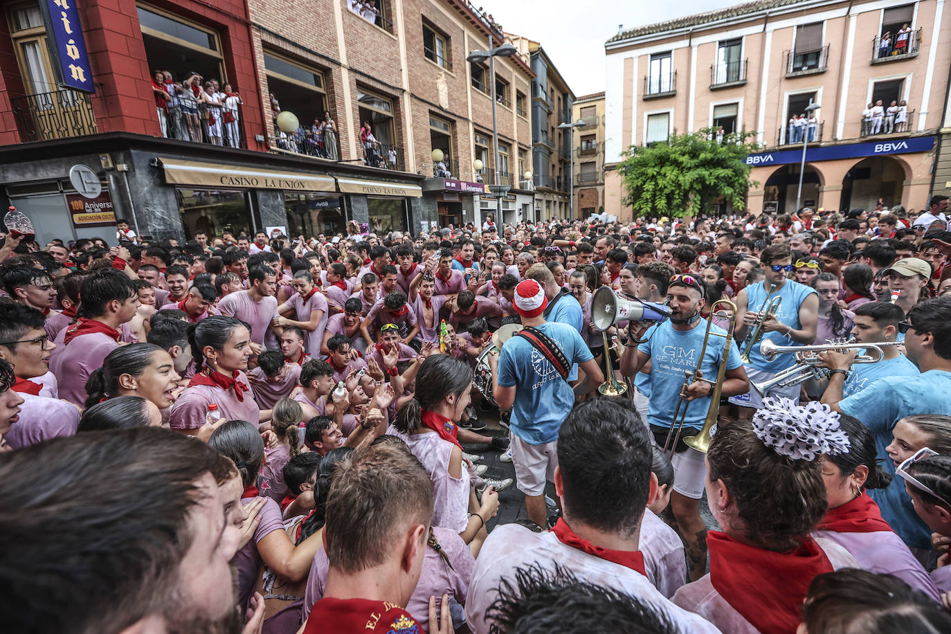 Miles de personas participan del chupinazo de las fiestas de Alfaro y piden agua en sus calles