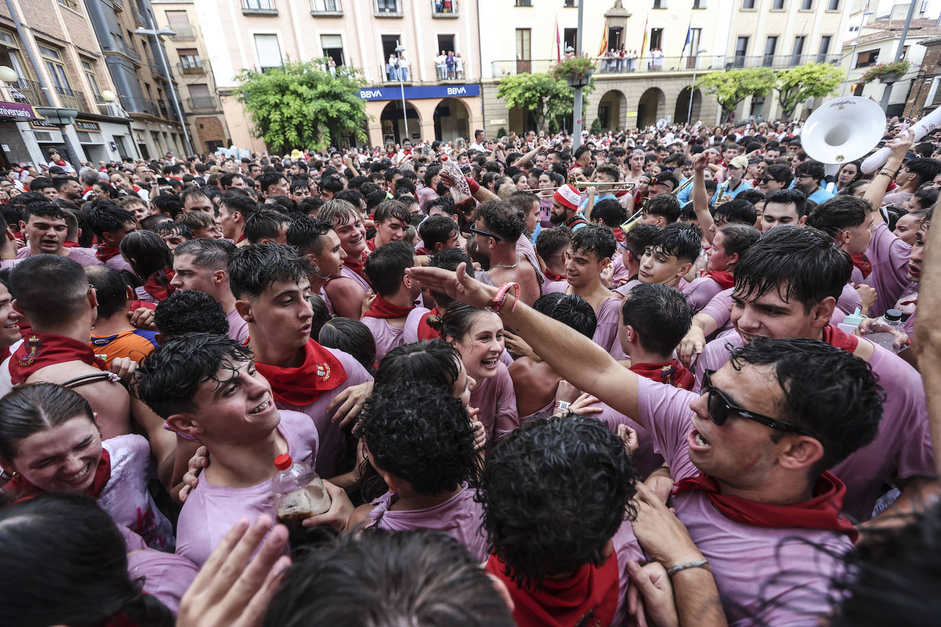 Miles de personas participan del chupinazo de las fiestas de Alfaro y piden agua en sus calles