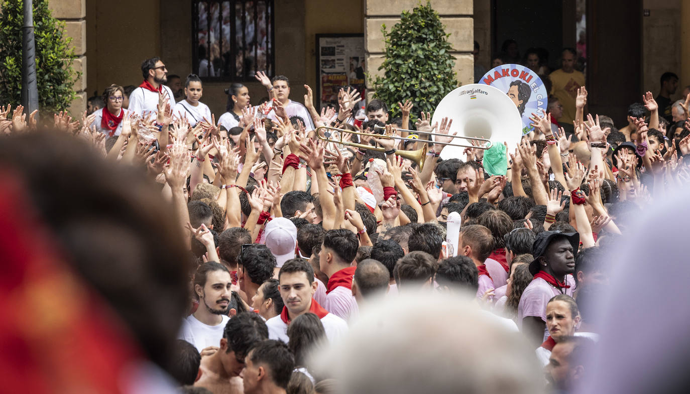 Miles de personas participan del chupinazo de las fiestas de Alfaro y piden agua en sus calles