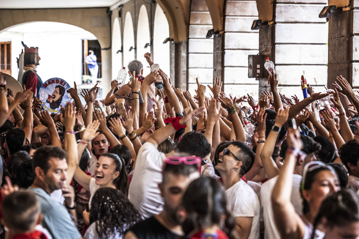 Miles de personas participan del chupinazo de las fiestas de Alfaro y piden agua en sus calles