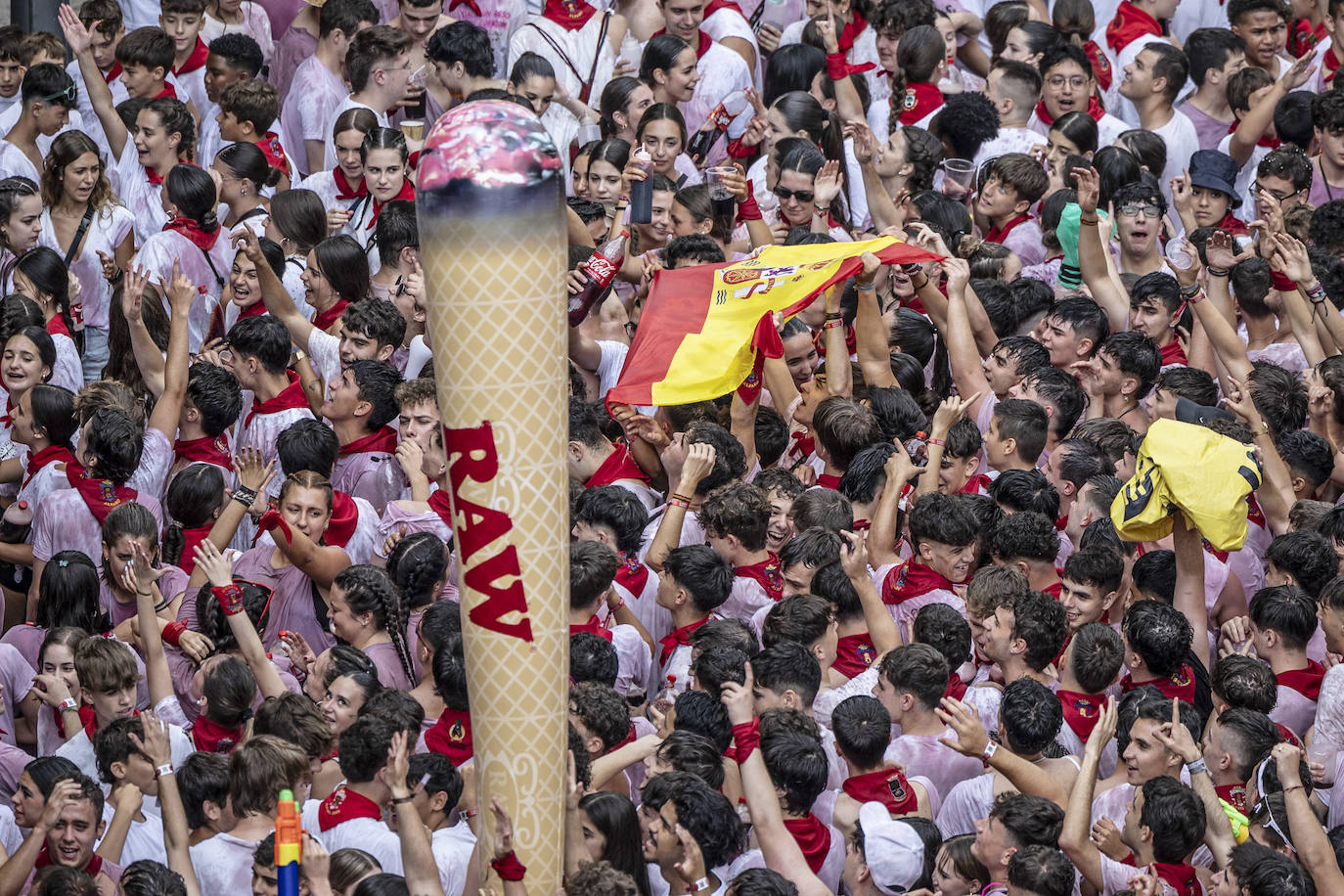 Miles de personas participan del chupinazo de las fiestas de Alfaro y piden agua en sus calles