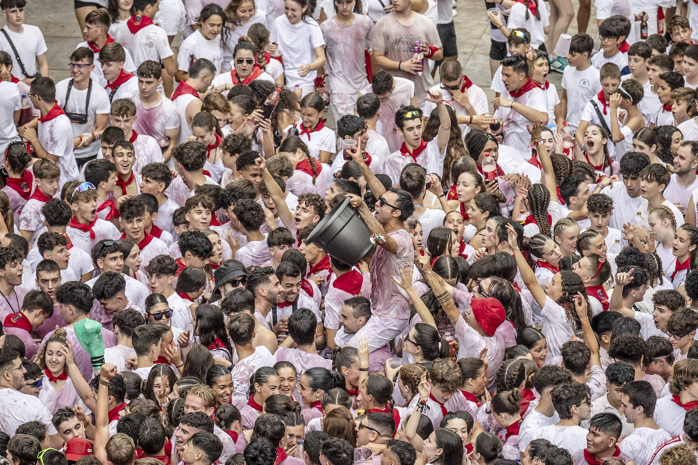 Miles de personas participan del chupinazo de las fiestas de Alfaro y piden agua en sus calles