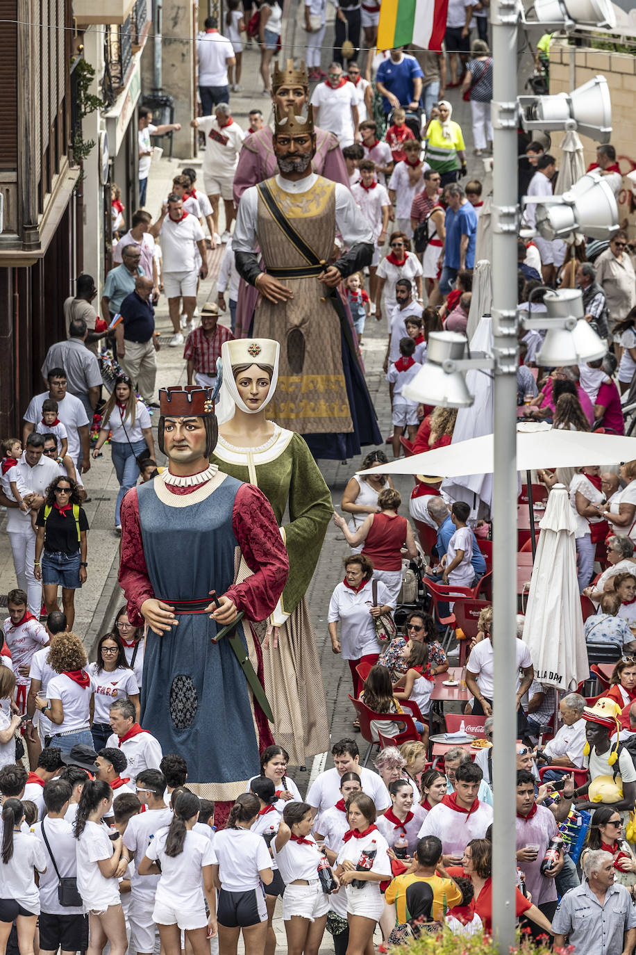 Miles de personas participan del chupinazo de las fiestas de Alfaro y piden agua en sus calles