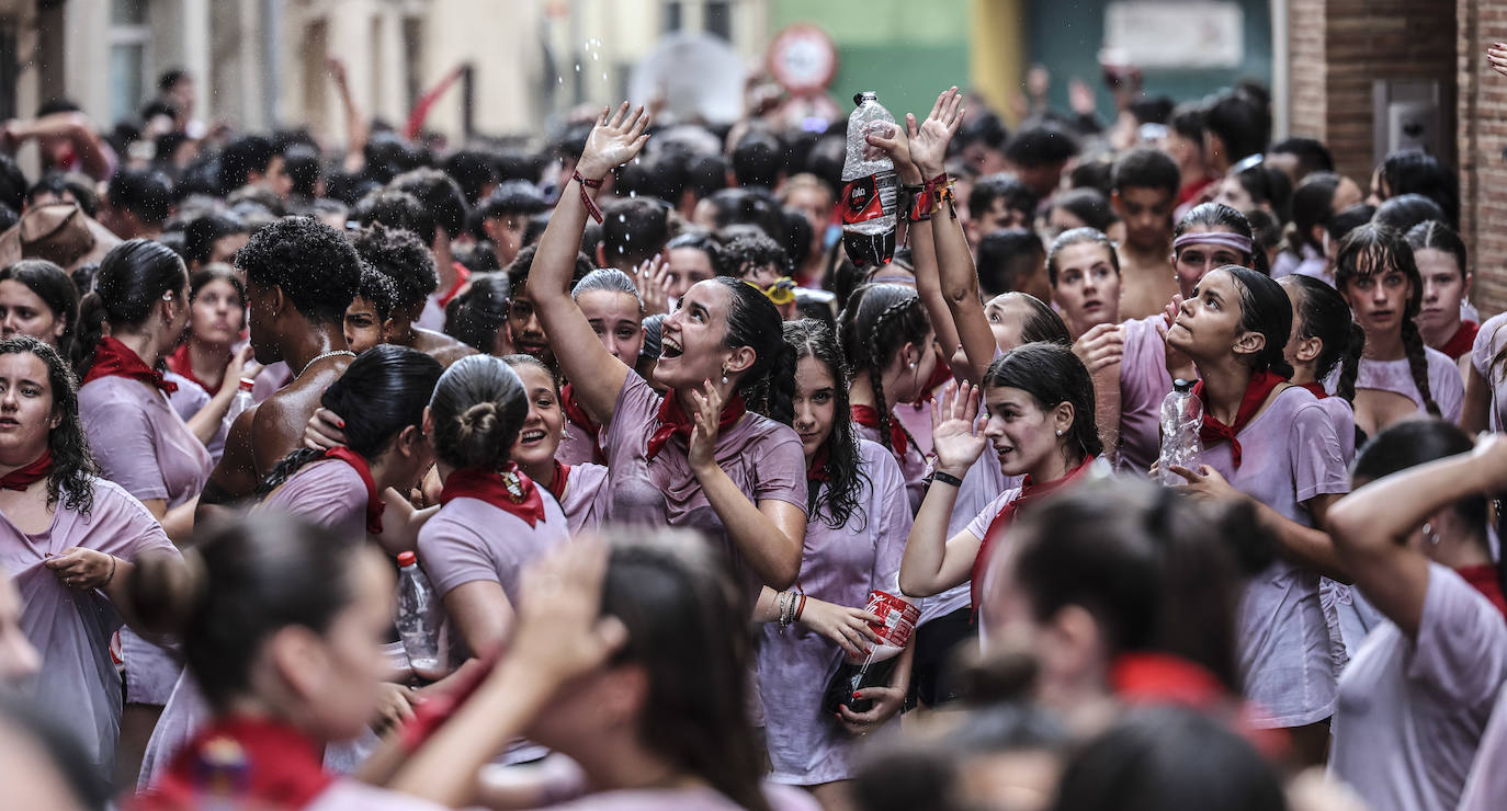 Miles de personas participan del chupinazo de las fiestas de Alfaro y piden agua en sus calles