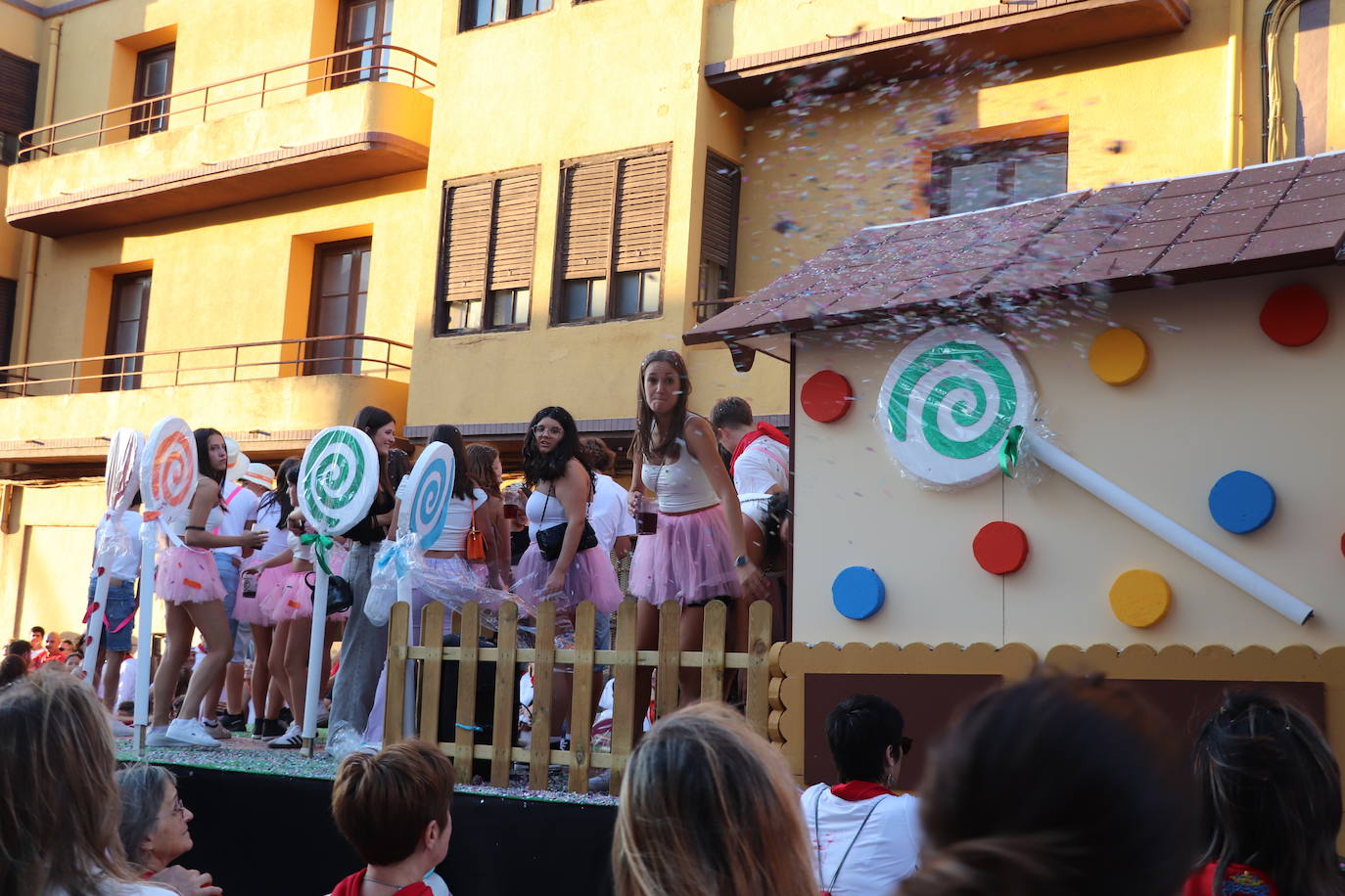 El desfile de carrozas, en imágenes