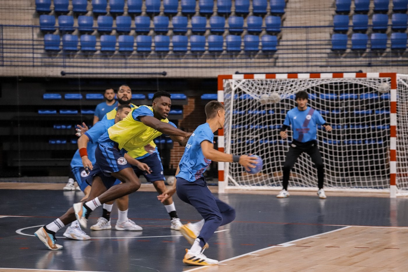 Pergel intenta escaparse de Modi en un entrenamiento.