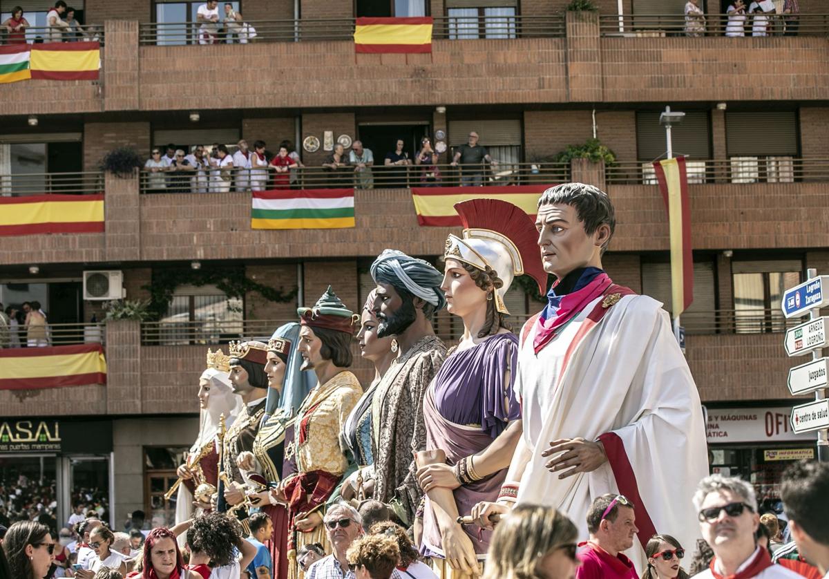 Los gigantes de 'Las cuatro culturas' en el chupinazo del verano pasado.