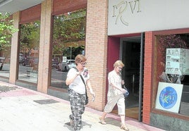 Dos viandantes caminan frente a las oficinas del IRVI en Logroño.