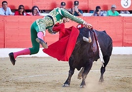 Impresionante estocada de Juan Leal en el segundo toro de la tarde.