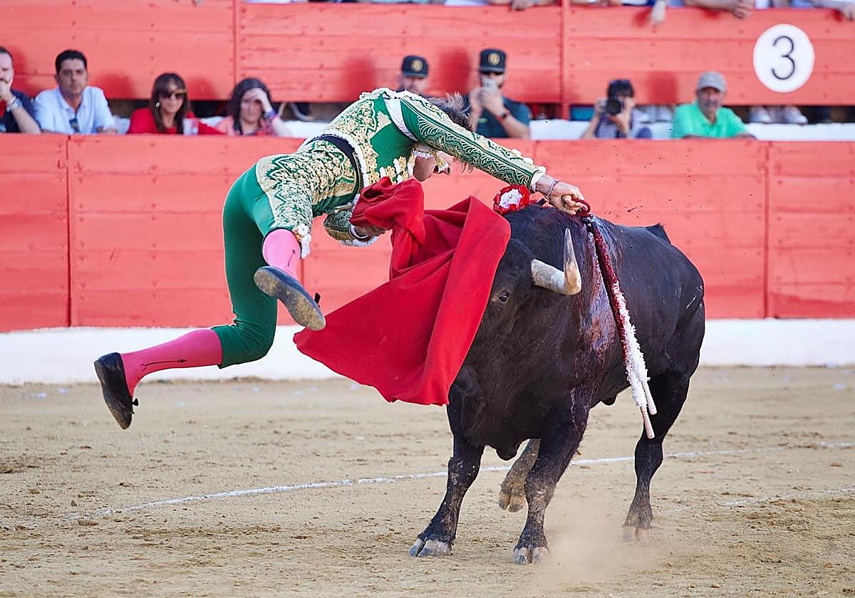 Impresionante estocada de Juan Leal en el segundo toro de la tarde.