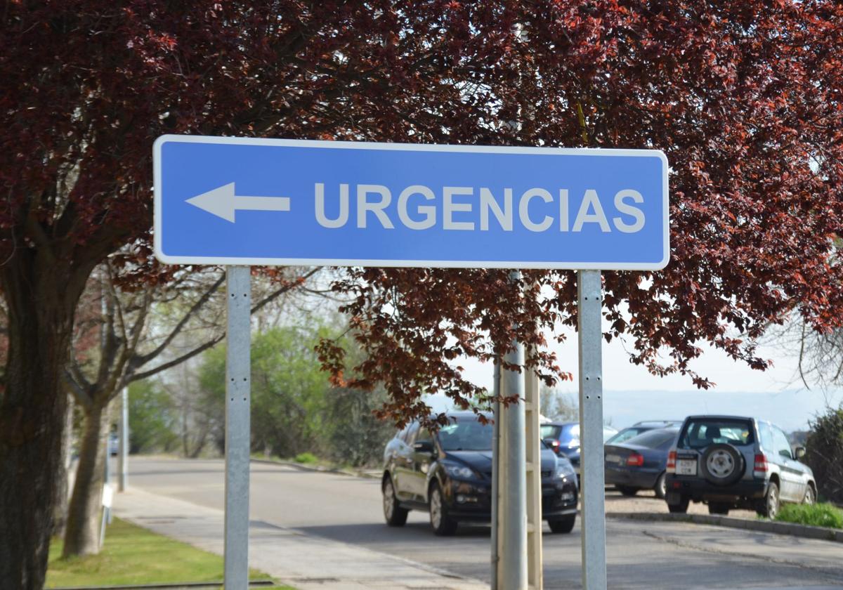 Señal indicativo de Urgencias en el recinto del Hospital de Calahorra.