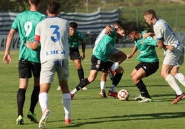 Varios jugadores del Alavés B presionan a la SD Logroñés para hacerse con el balón.