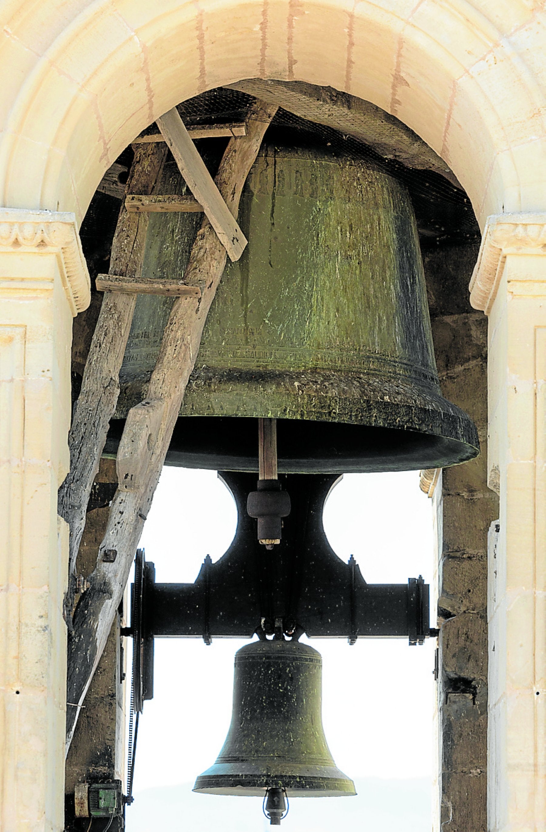 Campana María de 1926. La de mayor tamaño, y la más antigua si no fuese por sus dos posteriores refundiciones, arriba, en la torre sur.