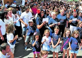 Instante del 'flashmob' celebrado en el momento central de la Fiesta de la Solidaridad organizada este sábado en Torrecilla en Cameros.