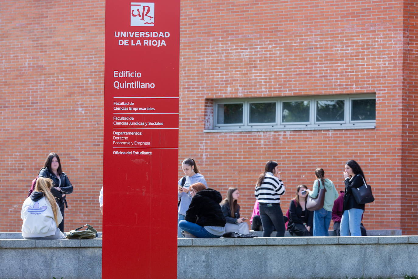 Alumnos de la UR, a las puertas del Edificio Quintiliano.