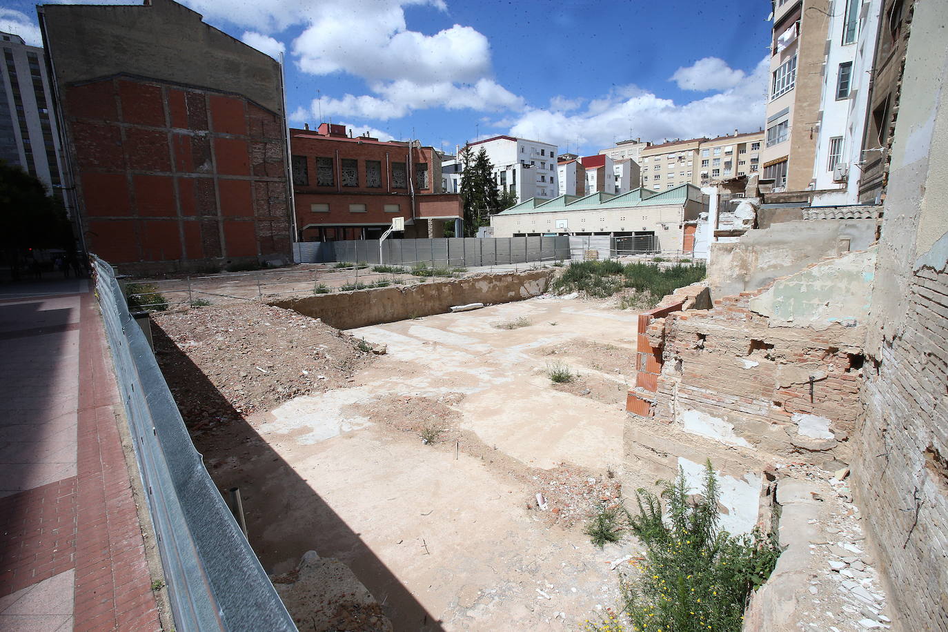 Parcela en Juan XXIII donde se levantará una residencia de estudiantes.