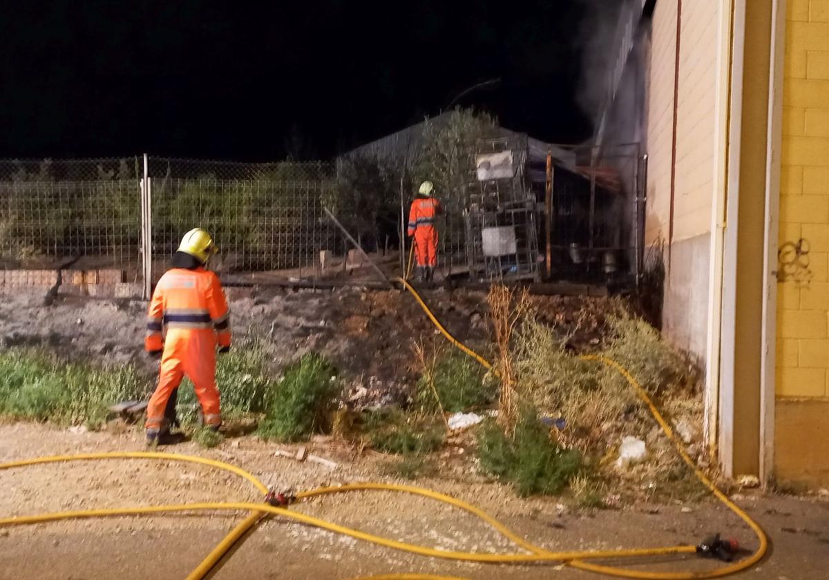 Protección Civil evita el incendio de una nave en la calle Monte de la Sartén de Alfaro