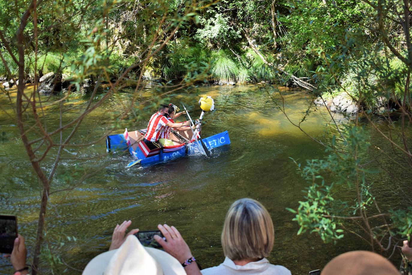Con amigos y barcos de cartón por el Iregua