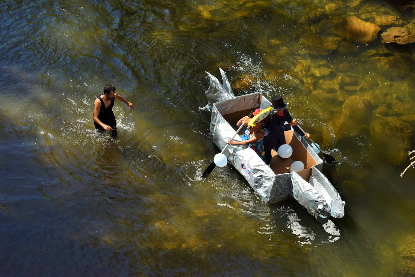 Con amigos y barcos de cartón por el Iregua