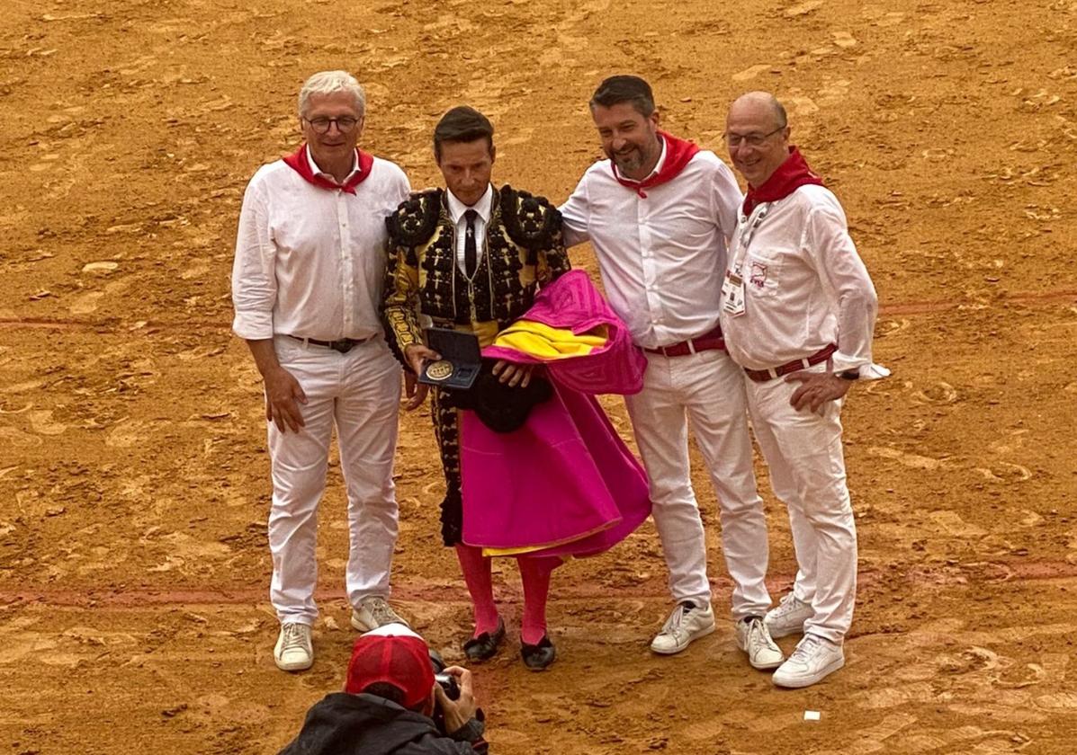 Acto de entrega por parte del Ayuntamiento y la comisión taurina.