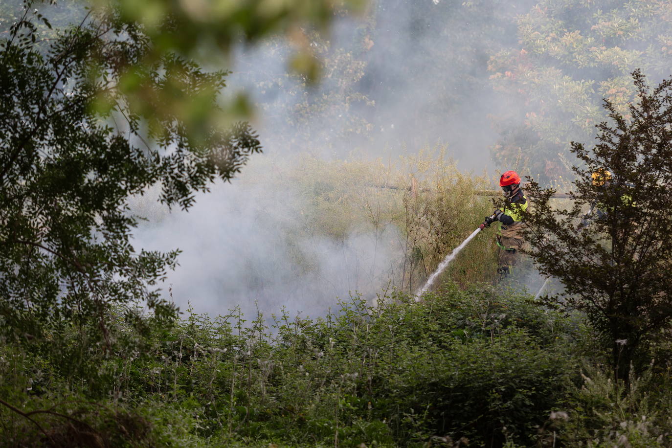 Los bomberos, durante una intervención pasada.