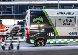 Una ambulancia junto al Hospital San Pedro.