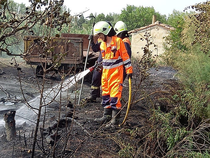 Miembros de Protección Civil sofocan el incendio.