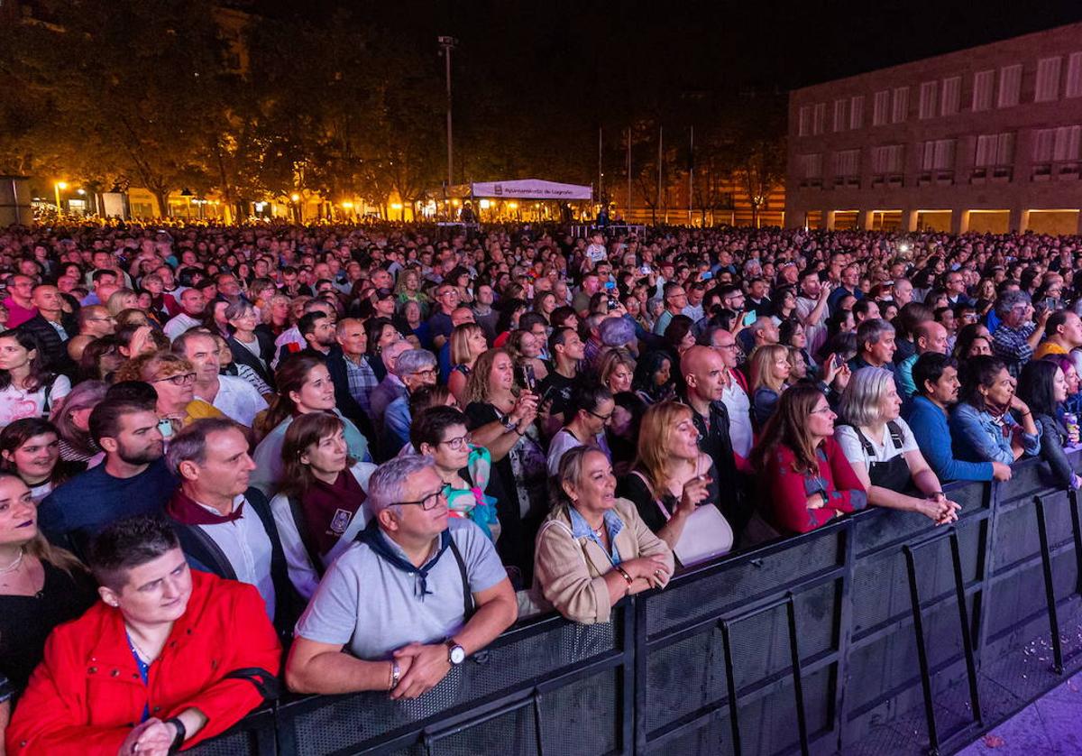 Plaza del Ayuntamiento, llena pese a todo, para un concierto de un pasado San Mateo.