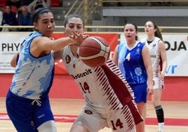 María Angulo pugna por un balón ante el Castellón.