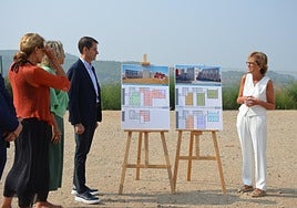 María Martín, Mónica Arceiz, Gonzalo Capellán y Begoña Ganuza, junto a los planos de la obra, en la parcela de la ampliación.