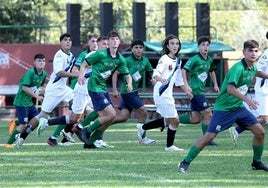 Valvanera y Berceo esperan en el área el saque de una falta durante el primer partido del Torneo Juvenil en La Isla.