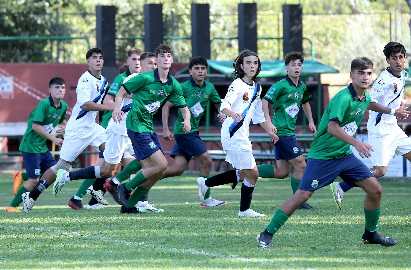 Valvanera y Berceo esperan en el área el saque de una falta durante el primer partido del Torneo Juvenil en La Isla.