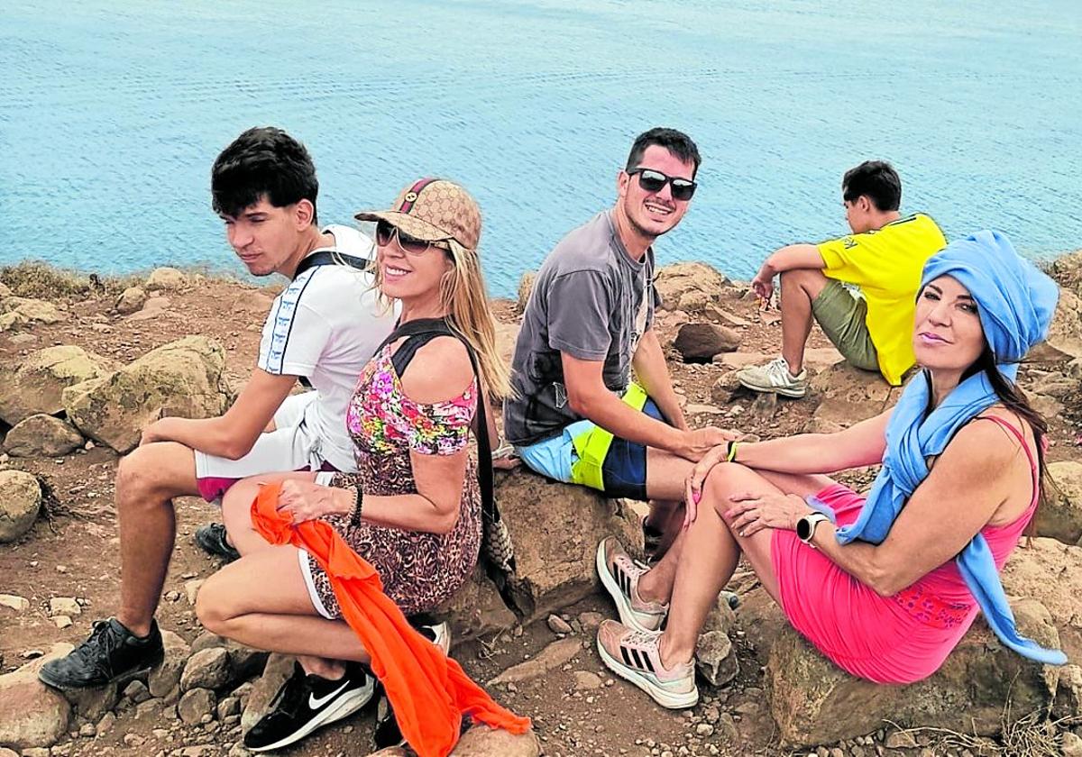 Sergio Merino, en el centro, junto a las personas con las que está alojado a la espera del vuelo de regreso.