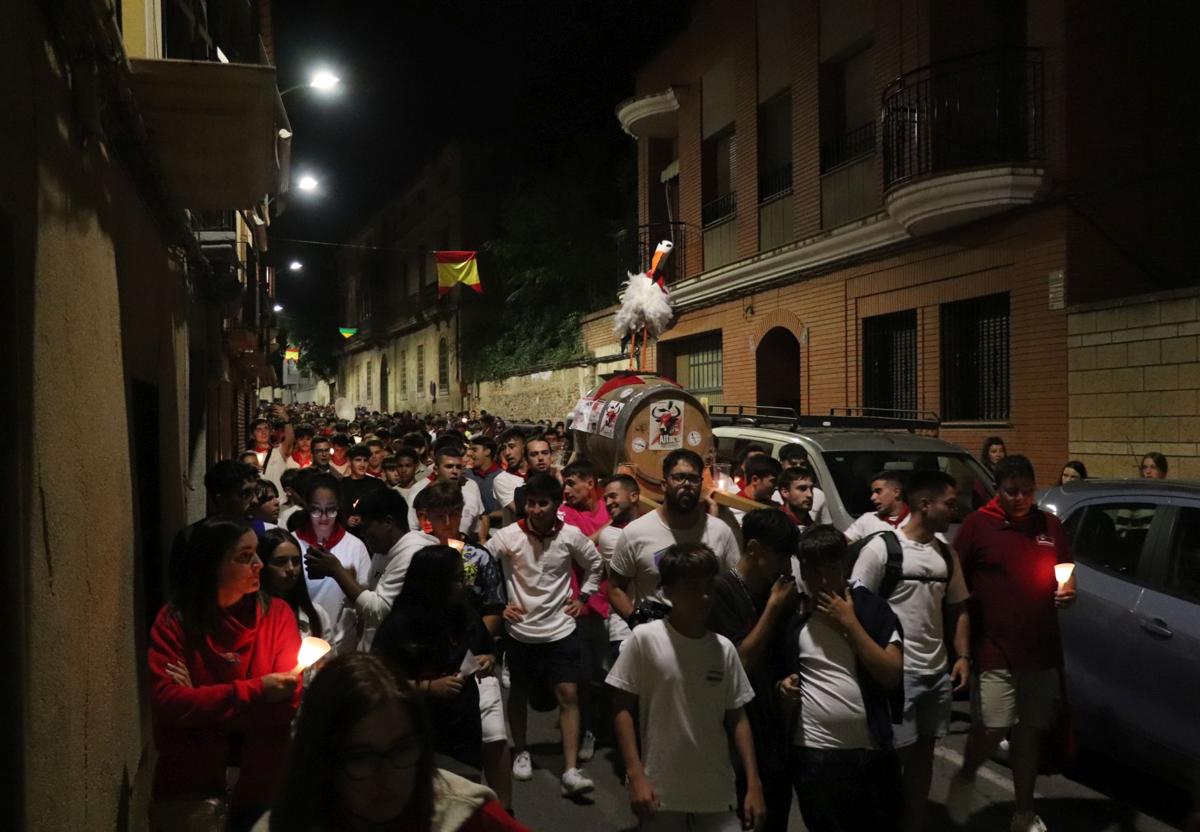 Imagen principal - El Entierro de la Cuba cerró las fiestas patronales alfareñas