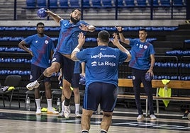 Ponciano arma el brazo para lanzar a portería durante un entrenamiento en el Palacio.
