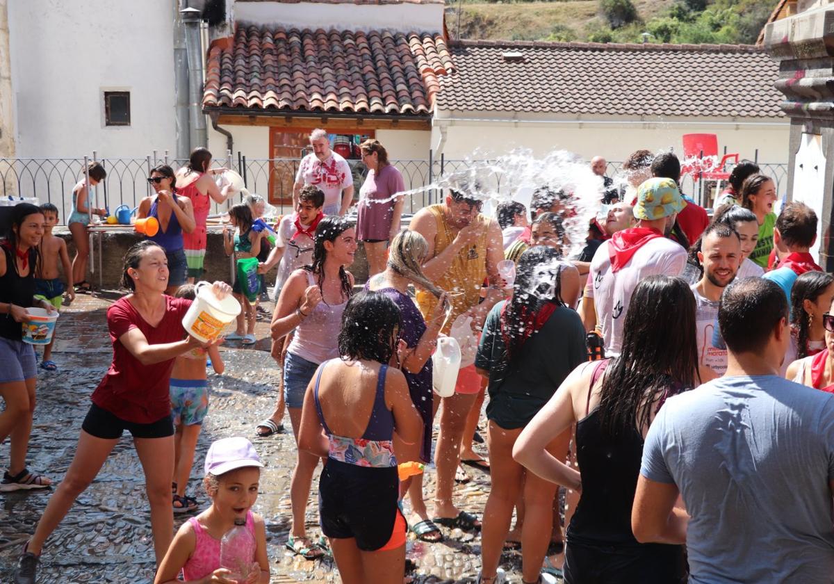 La popular batalla del agua reunió a vecinos y visitantes de todas las edades en la plaza de Santa María.