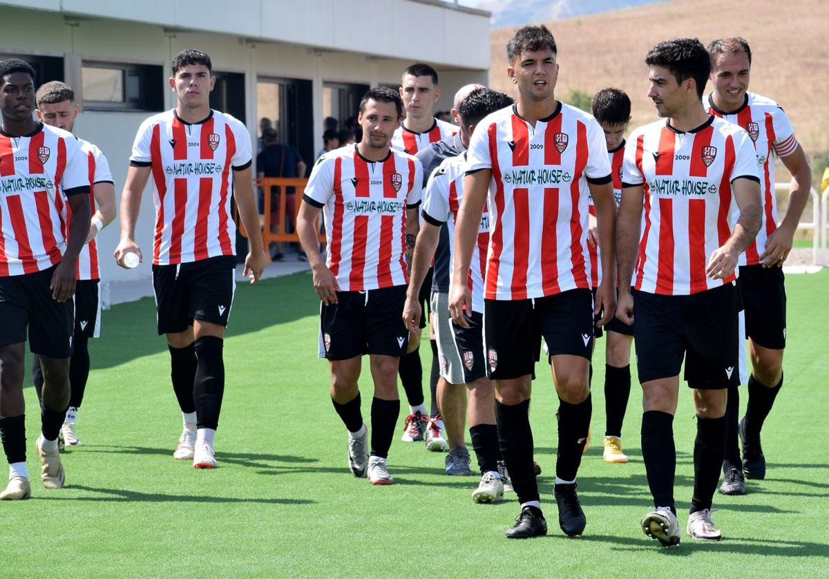 Los jugadores de la UDL saltan al terreno de juego para disputar un amistoso en la ciudad deportiva