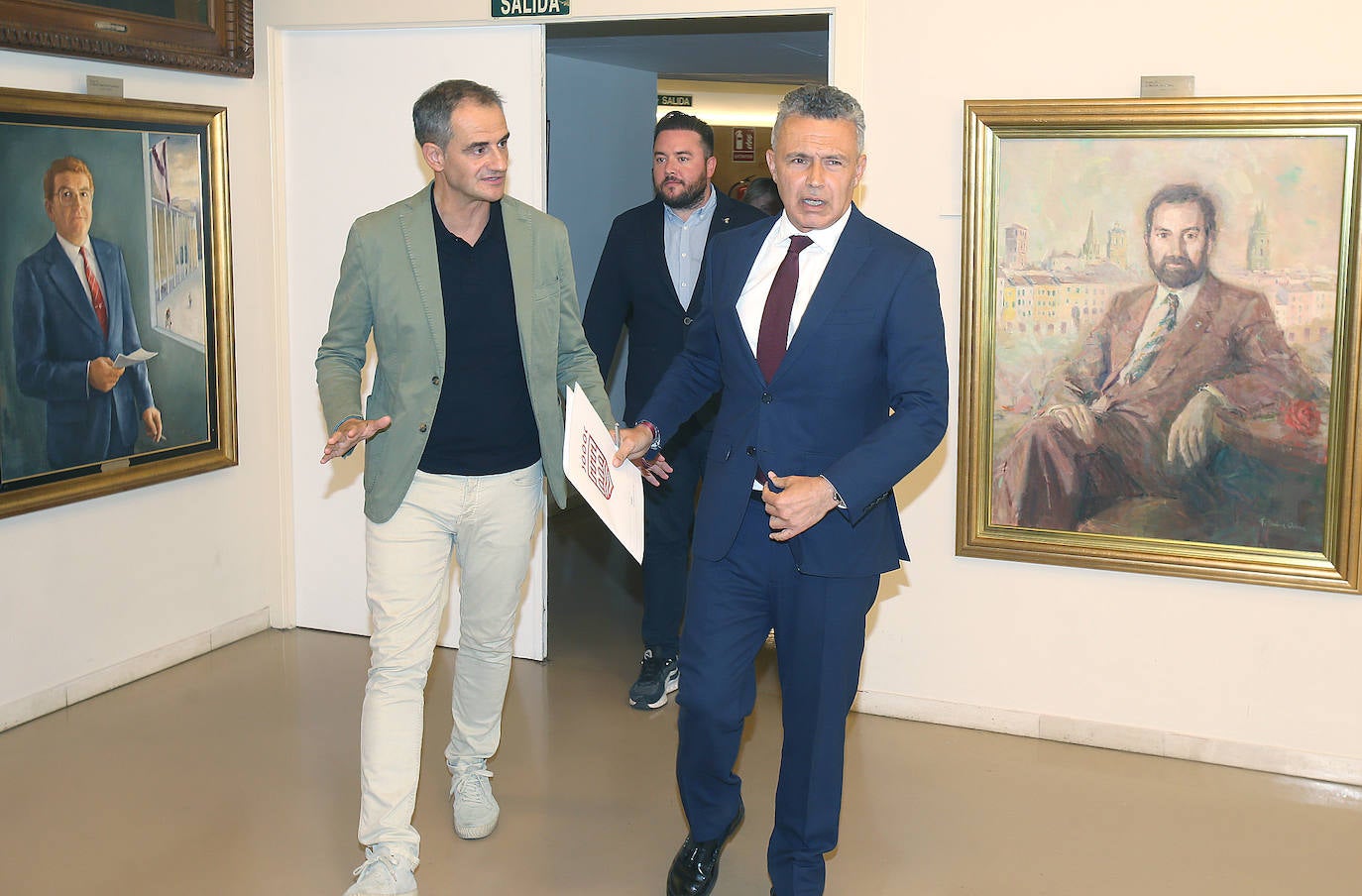 Conrado Escobar, ayer, accediendo al Salón de Retratos para su comparecencia.