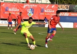 El rojillo David Sánchez en el partido contra el Amorebieta.