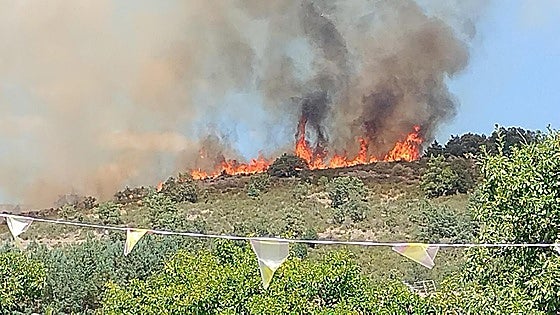 El incendio de la sierra de Burgos bordea el límite con La Rioja