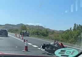 La moto, volcada en el carril lateral, en la N-111.