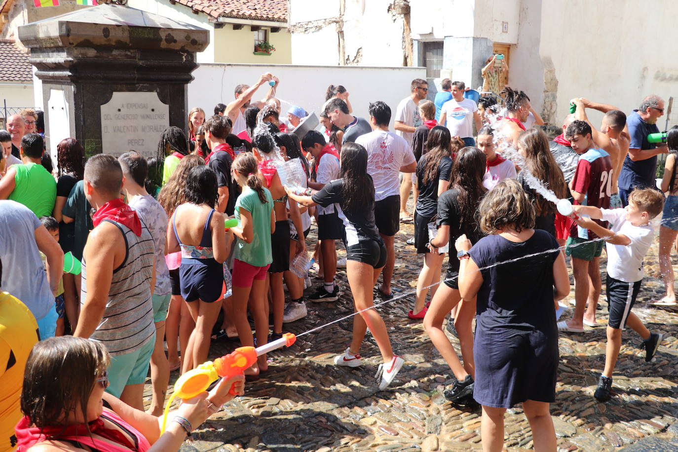 Las imágenes de la batalla de agua de Munilla